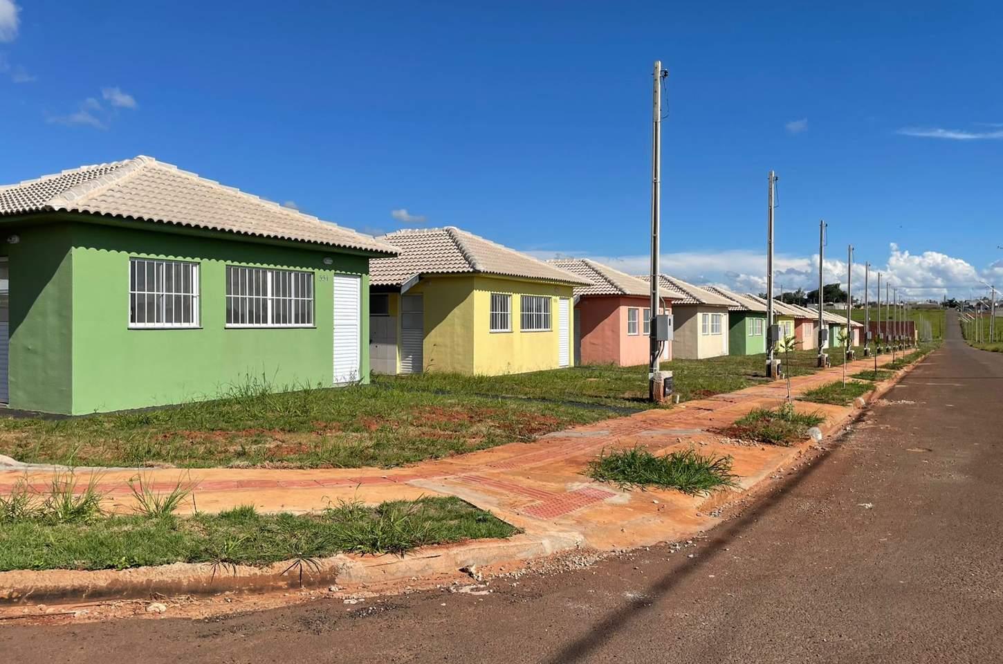 Famílias de Jaguapitã recebem chaves de residencial com subsídio estadual