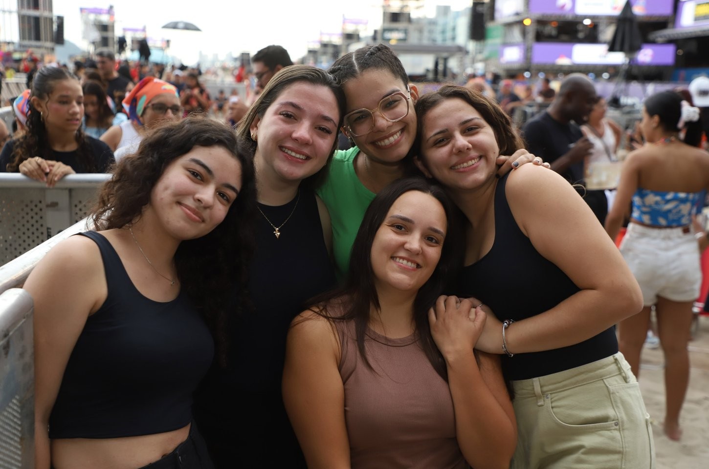 Fãs de Ana Castela acampam na grade para show gratuito no Verão Maior Paraná