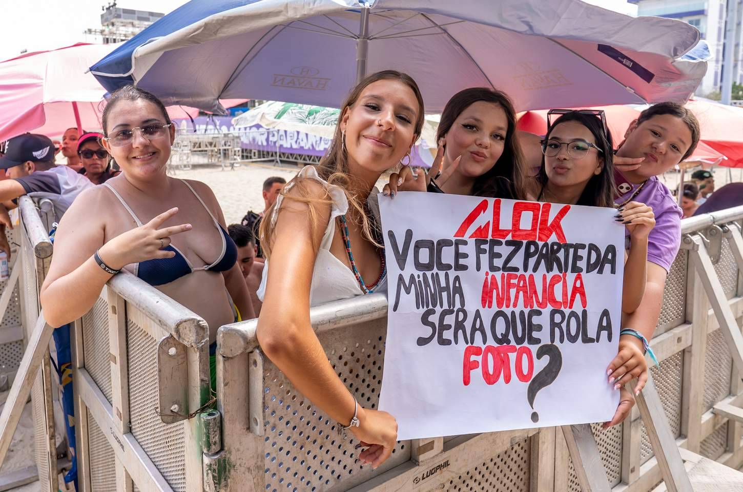 Fãs madrugam na praia para garantir grade no show de Alok no Litoral