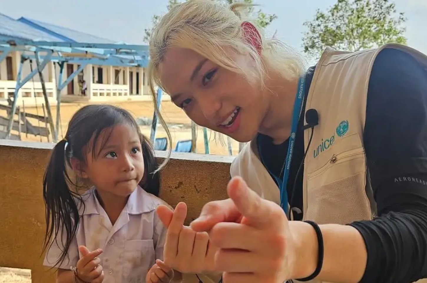 Felix do Stray Kids doa R$ 768 mil e faz trabalho voluntário no Laos