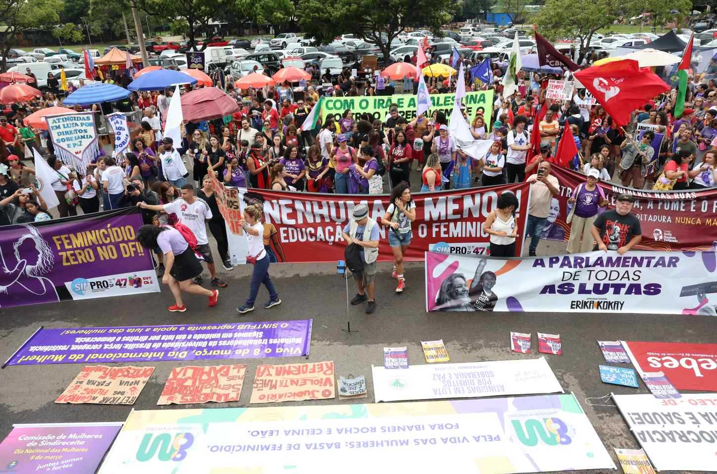 Feminicídio e escala 6x1 marcam ato do Dia da Mulher em Brasília
