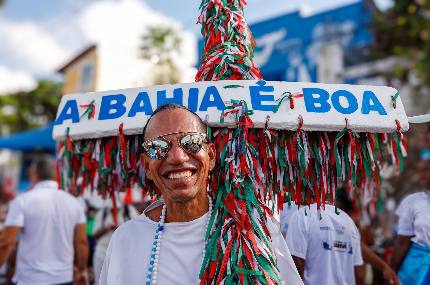 Festa de Iemanjá em Salvador reúne multidão e celebra 104 anos de tradição