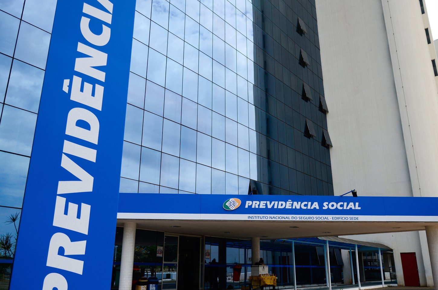 Fila do INSS cai 16% em dois meses e governo lança pacote para acelerar análise de benefícios