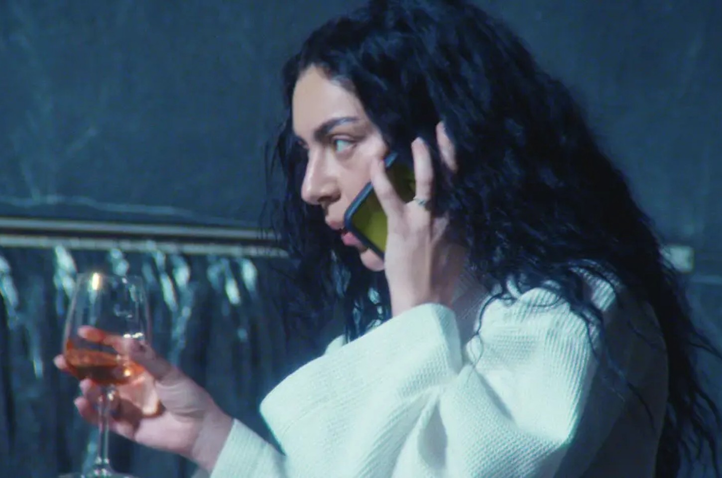 Filme de Charli XCX chega ao Brasil em fevereiro com pré-venda aberta