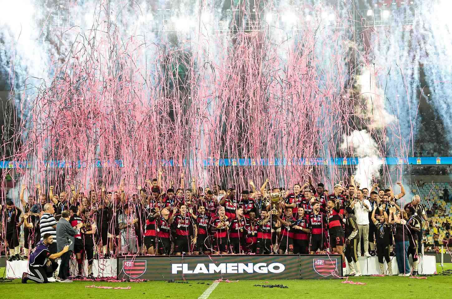 Flamengo é tricampeão carioca após vencer Fluminense nos pênaltis
