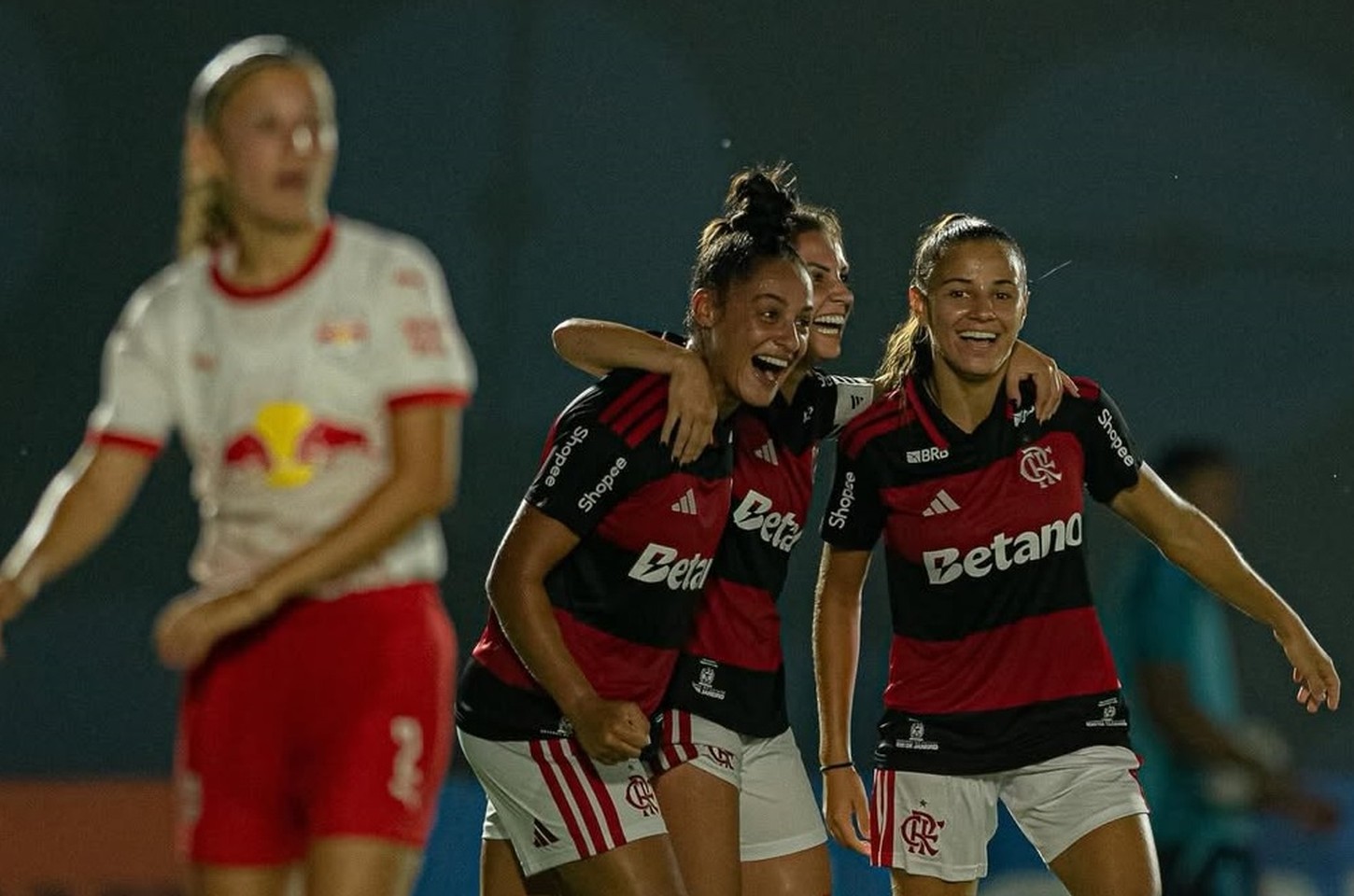 Flamengo goleia Bragantino e assume liderança no Brasileirão feminino
