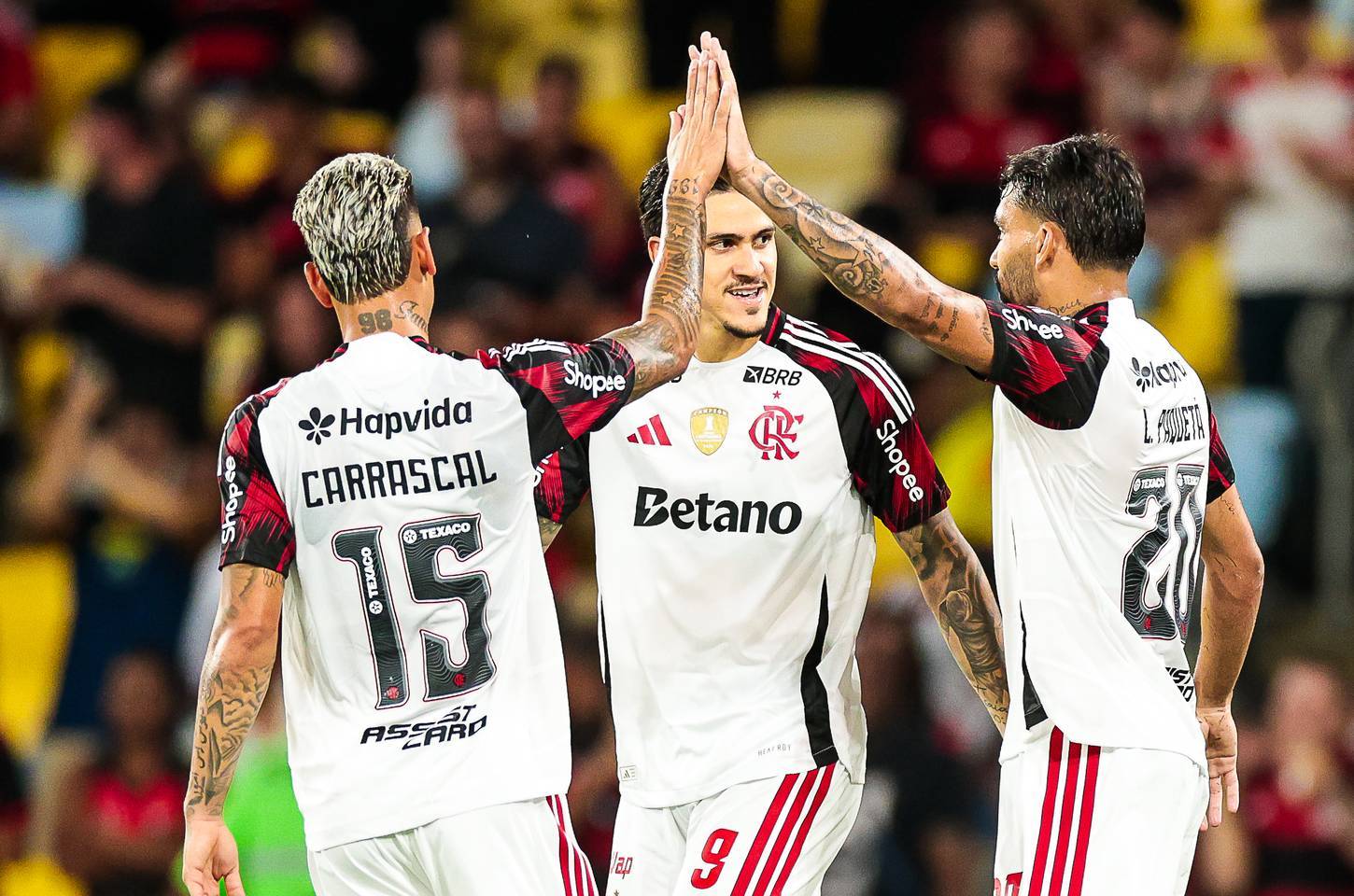 Flamengo goleia Madureira por 8 a 0 e avança à final do Carioca