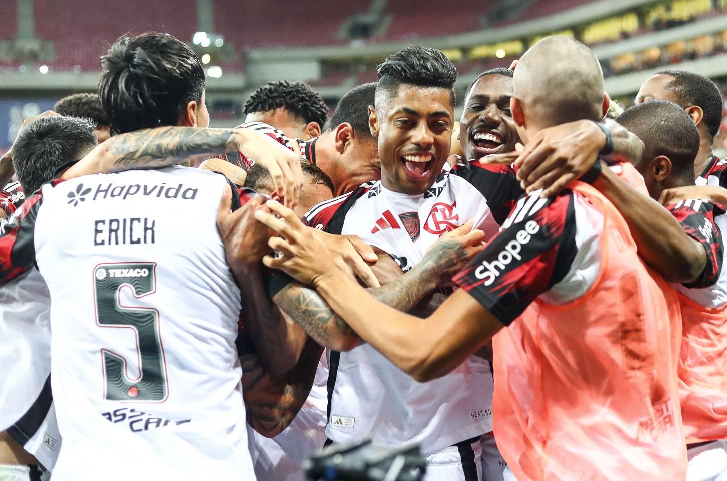 Flamengo goleia o Sport e assume liderança do Brasileirão