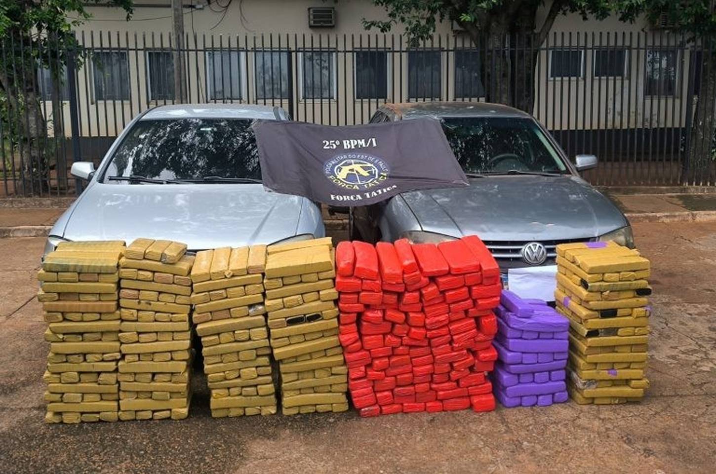 Força Tática apreende 413 kg de maconha em Paulicéia; dois são presos