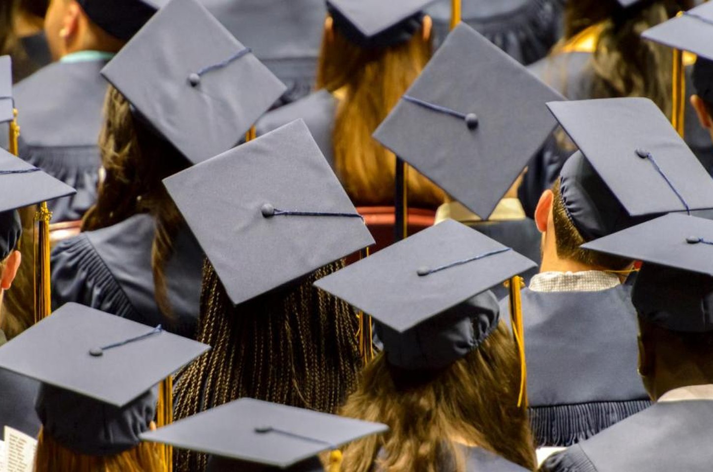 Formandos vaiam palestrantes que exaltam IA em discursos de formatura