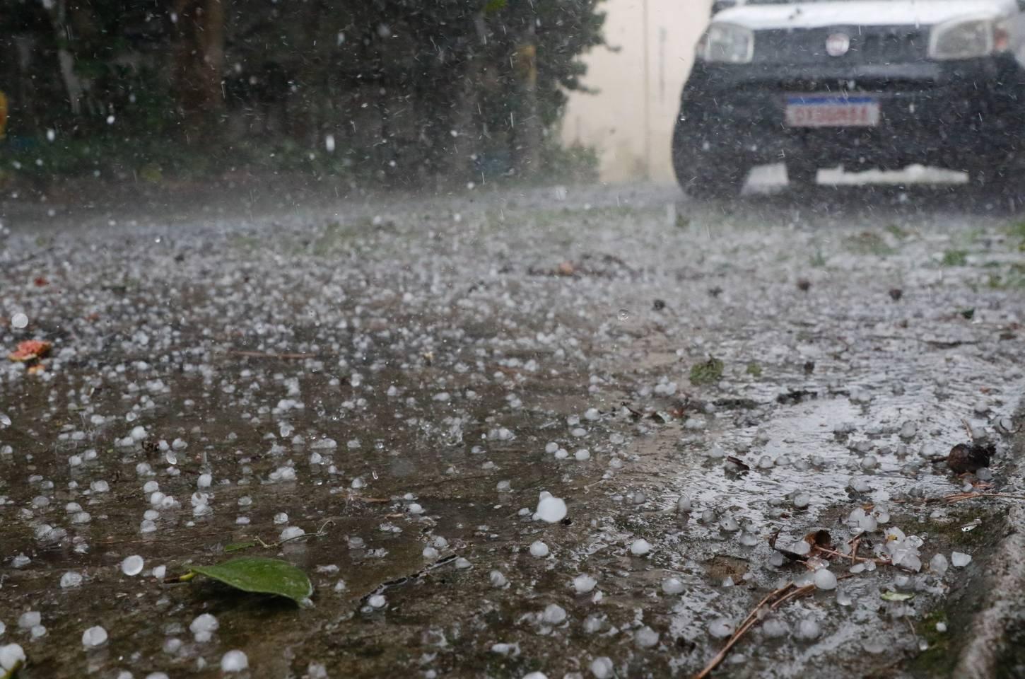 Frente fria avança do Paraguai e deve causar tempestades no Paraná