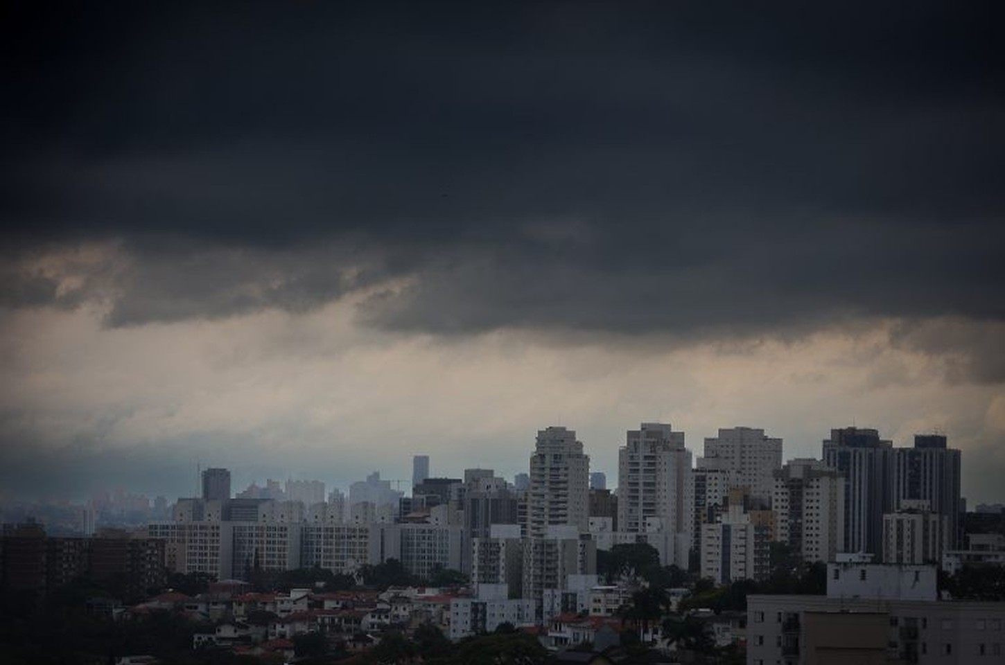 Frente fria e umidade da Amazônia trazem risco de temporais a SP