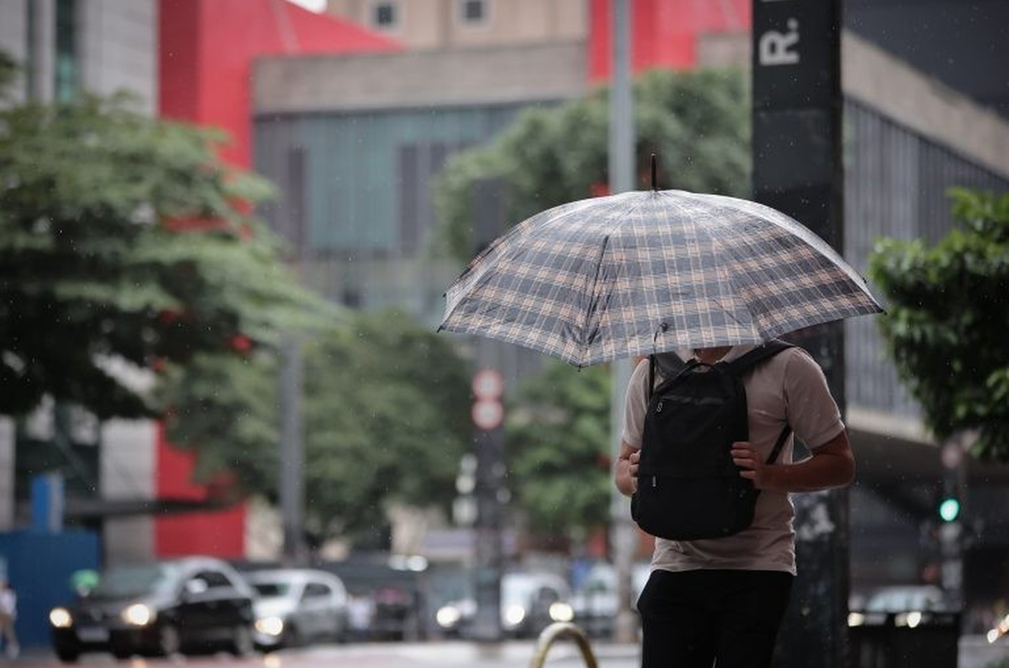 Frente fria traz chuva e ventos fortes a São Paulo nesta quarta