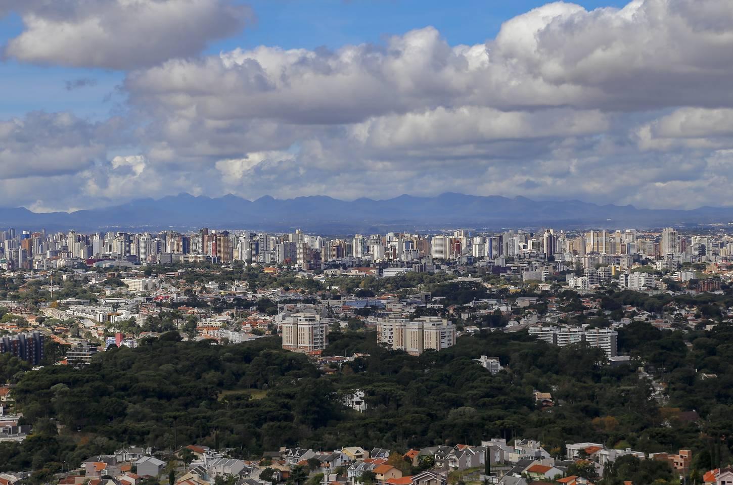Frente fria traz chuva intensa ao Paraná, com trégua apenas na quinta
