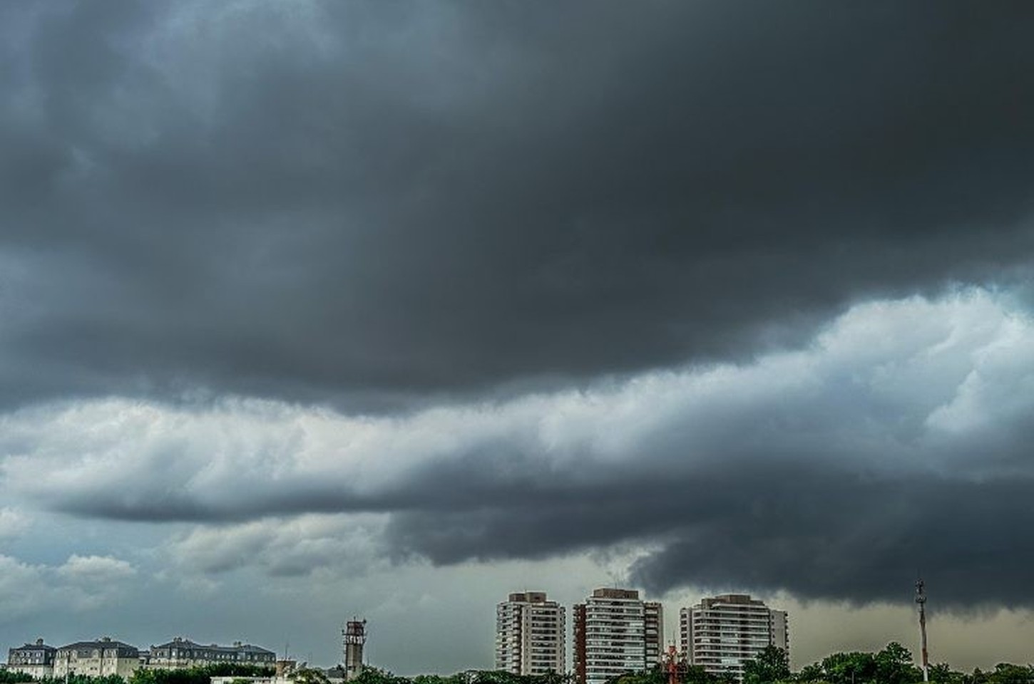 Frente fria traz risco de chuvas fortes em SP neste sábado