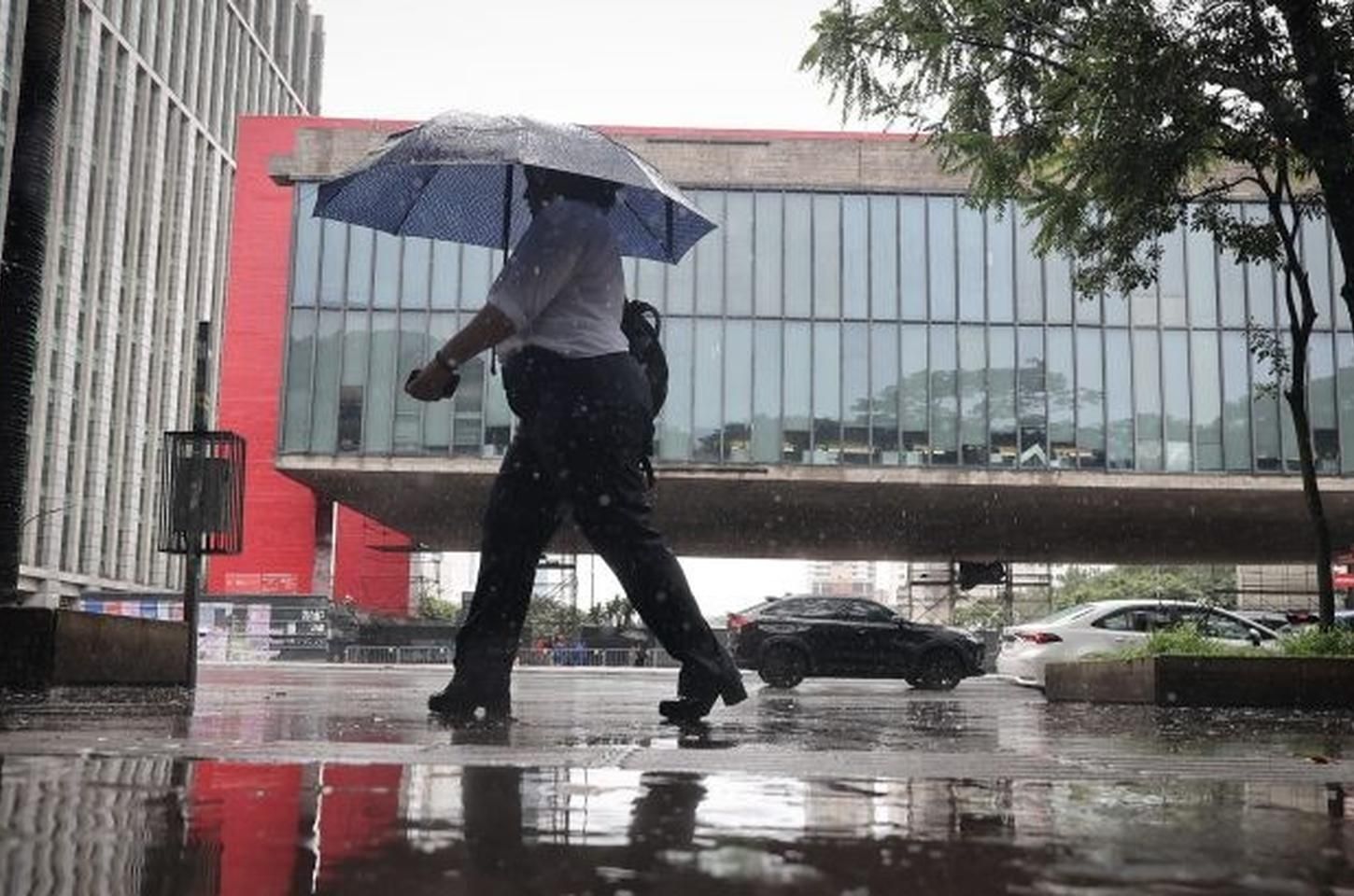 Frente fria traz risco de chuvas persistentes em São Paulo neste fim de semana