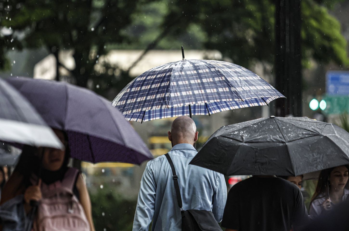 Frente fria traz temporais e alerta de Defesa Civil em São Paulo