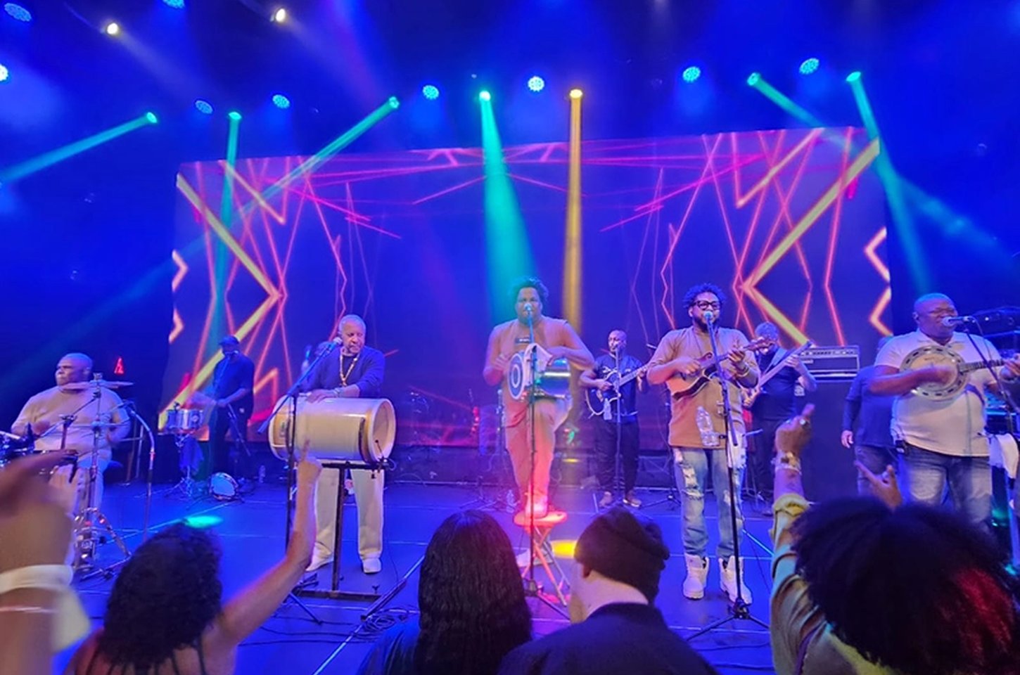 Fundo de Quintal celebra 50 anos com show histórico em Florianópolis