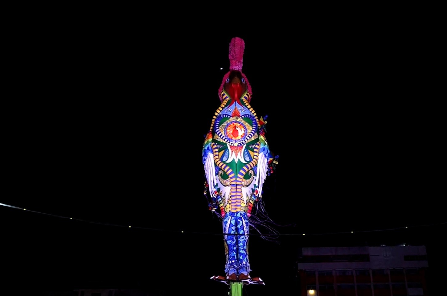 Galo gigante de Dom Helder Câmara ilumina o Carnaval do Recife