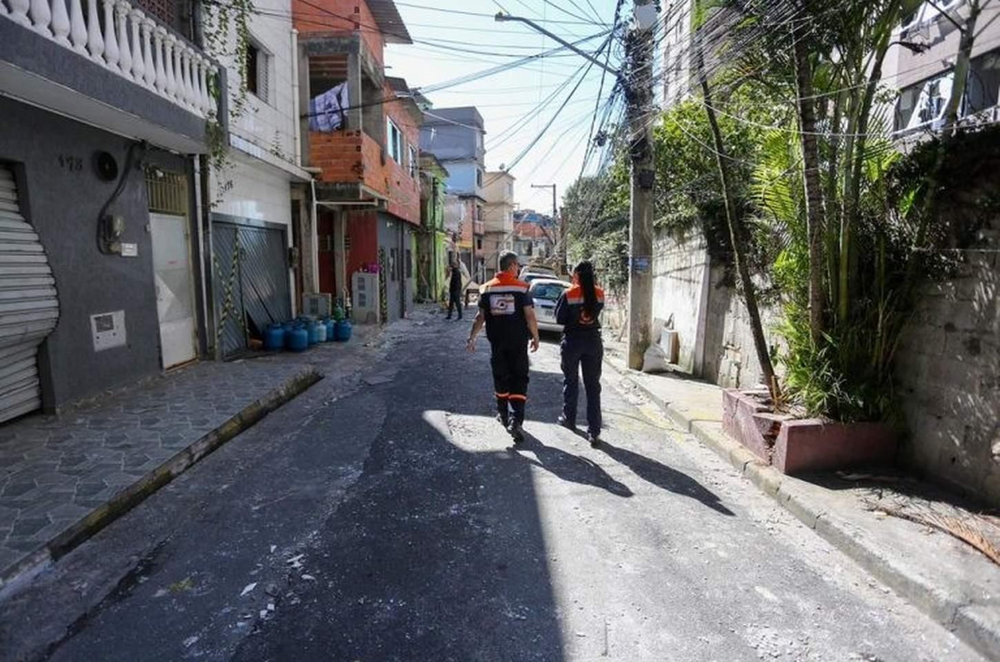 Gata Felícia é resgatada pela Defesa Civil e reencontra tutor após explosão no Jaguaré