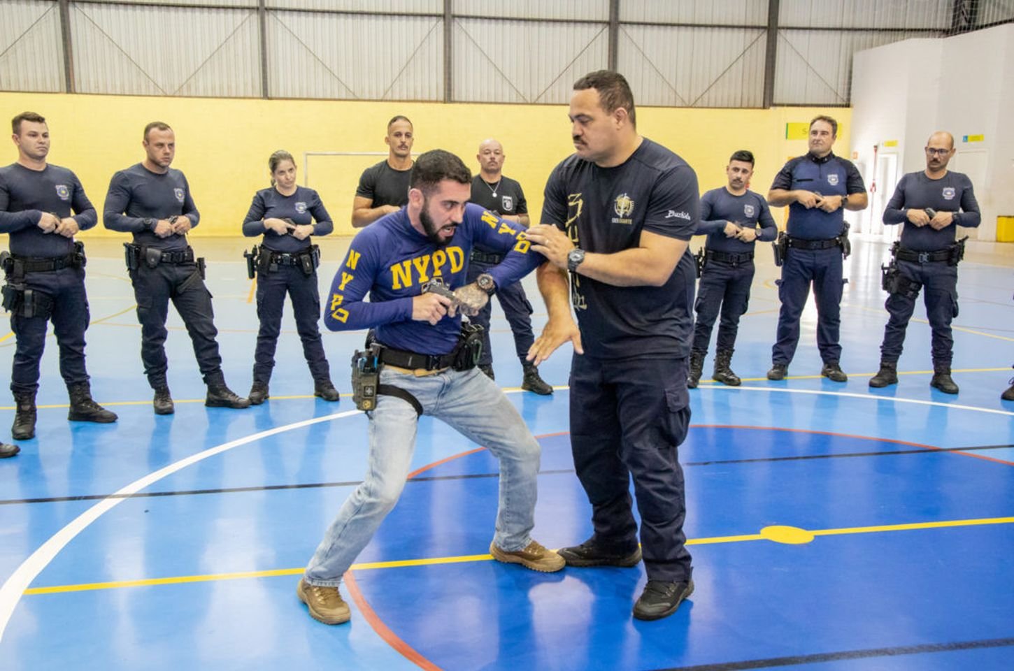 GCM de Apucarana participa de treinamento especializado em retenção e contrarretenção de armas