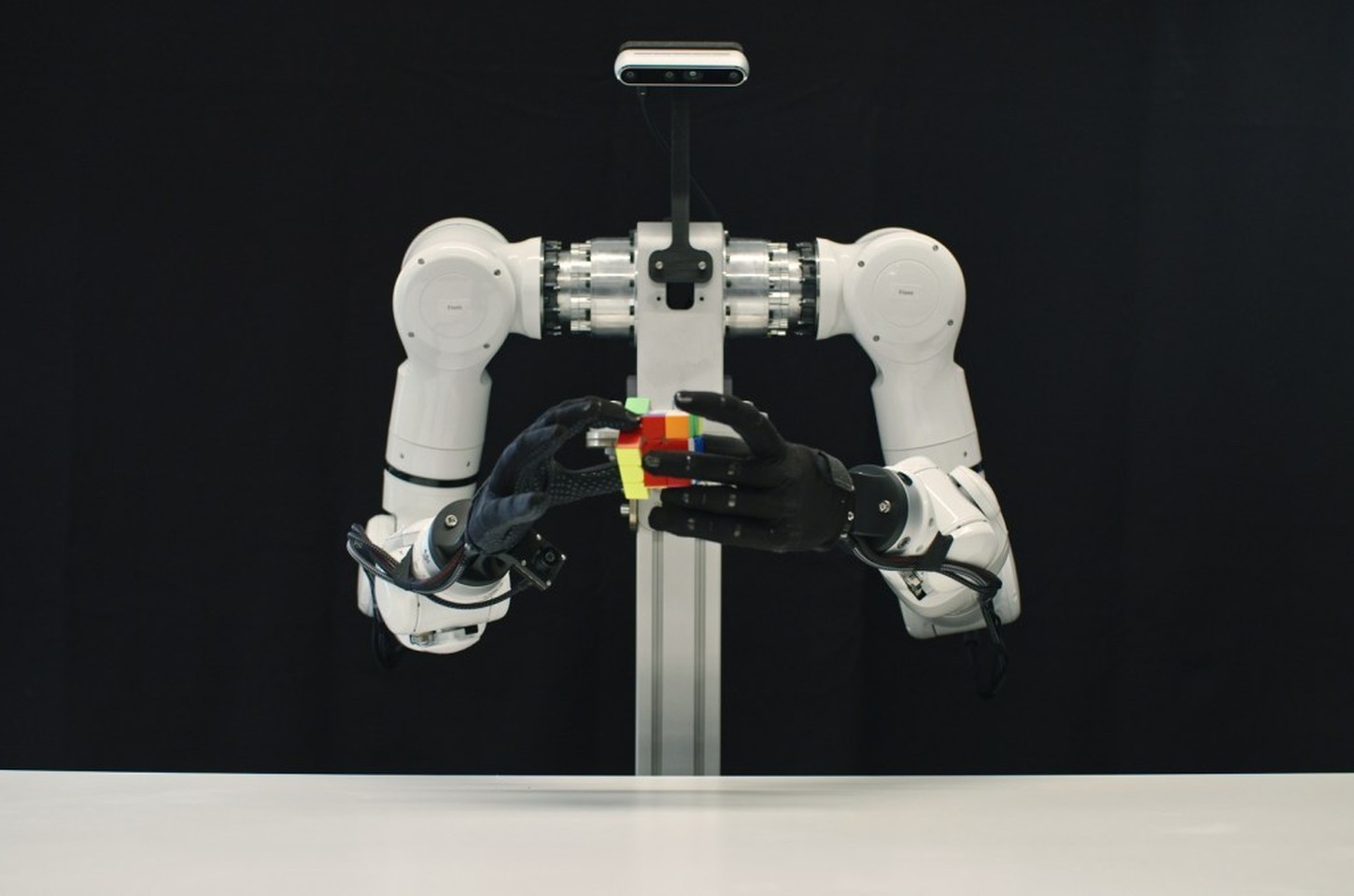 Genesis AI revela robô humanoide com mãos e modelo de IA próprio