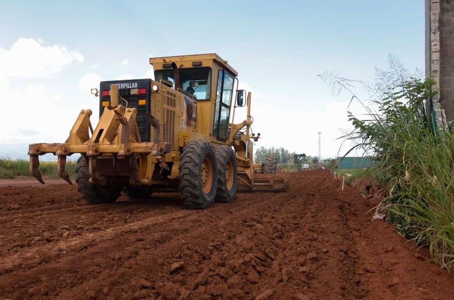 Governador visita obra de pavimentação que liga Vargem Grande do Sul a Casa Branca