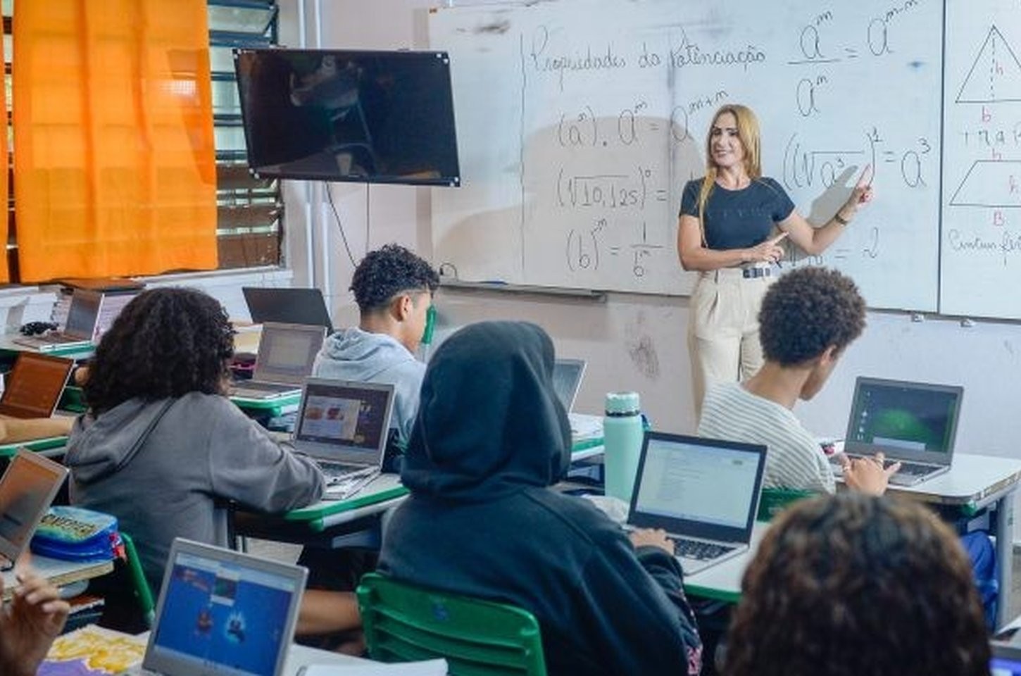 Governo de SP deposita R$ 1 bilhão em bônus para 188 mil profissionais da educação