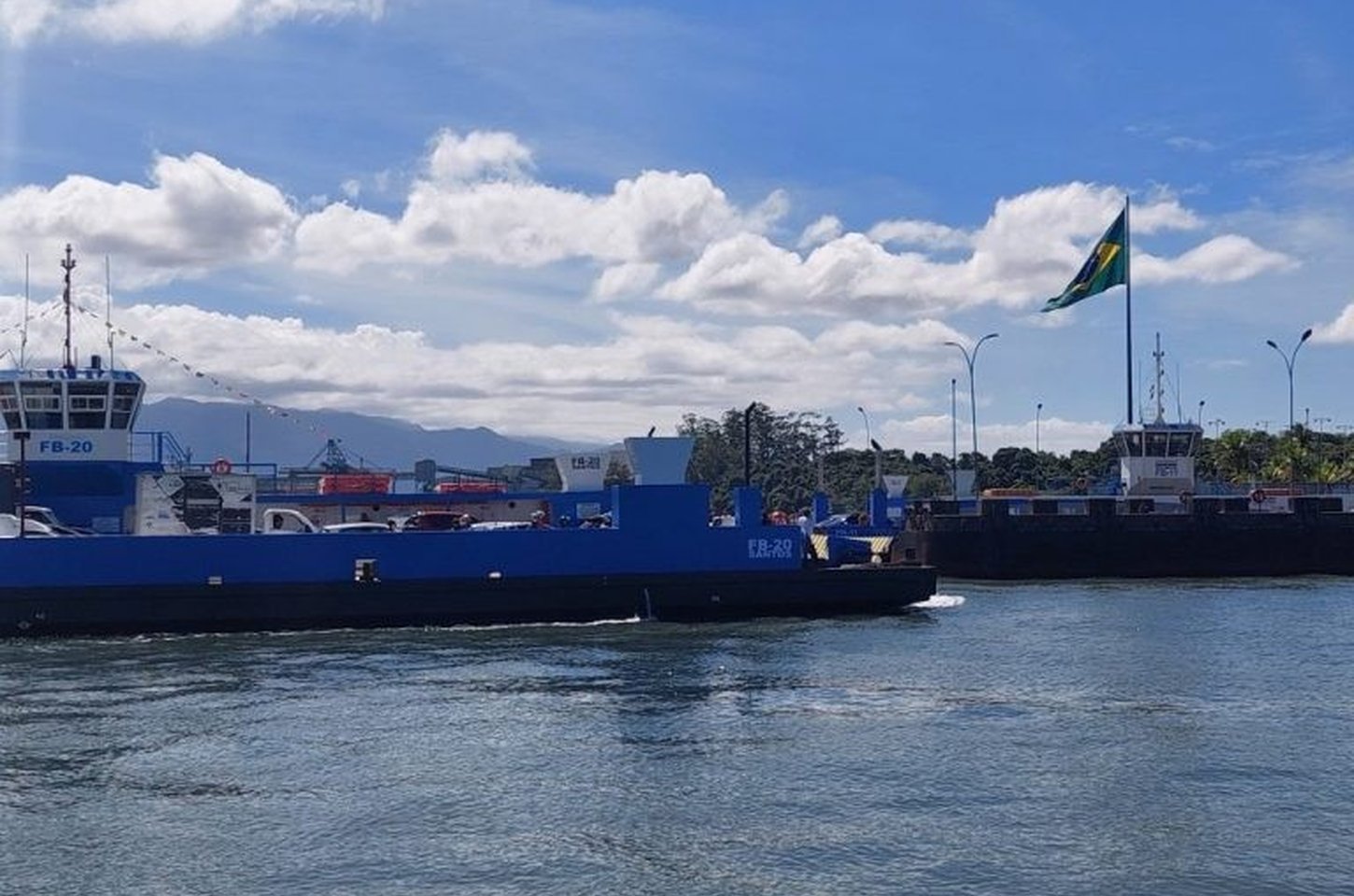 Governo de SP entrega balsa FB-20 reformada para travessia Santos/Guarujá