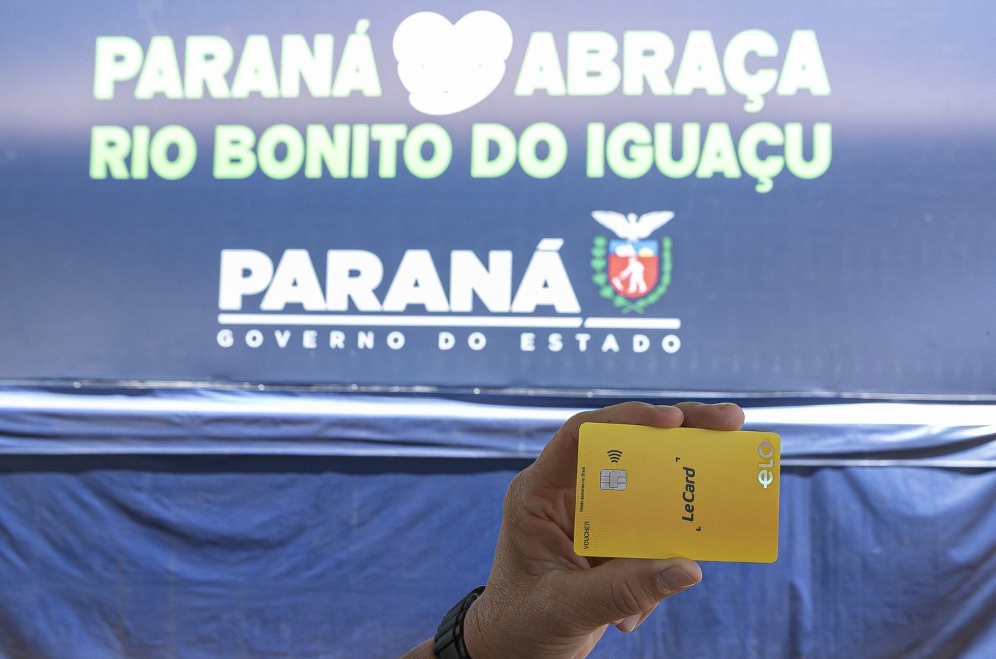Governo do Paraná entrega mais 59 cartões do Programa Reconstrução em Rio Bonito do Iguaçu