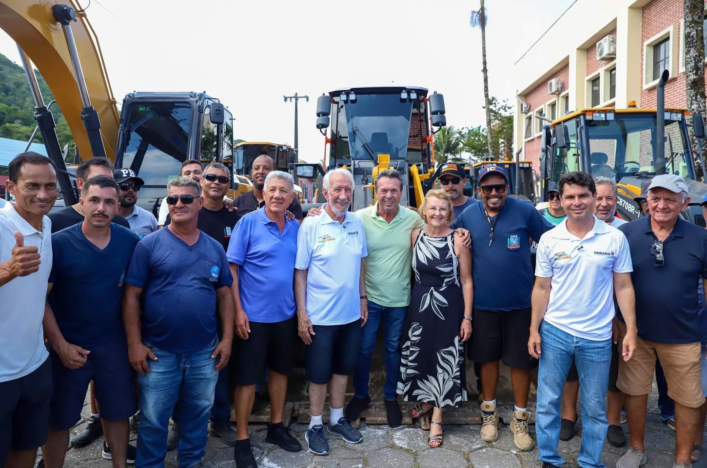 Governo do Paraná entrega máquinas agrícolas para Matinhos no programa Estrada Boa