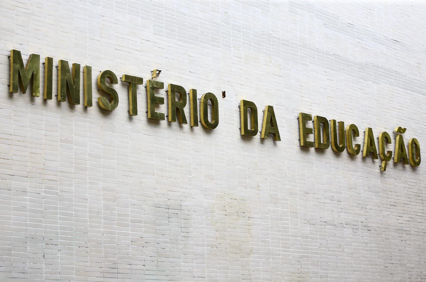 Governo federal devolve R$ 977 milhões cortados do orçamento da educação