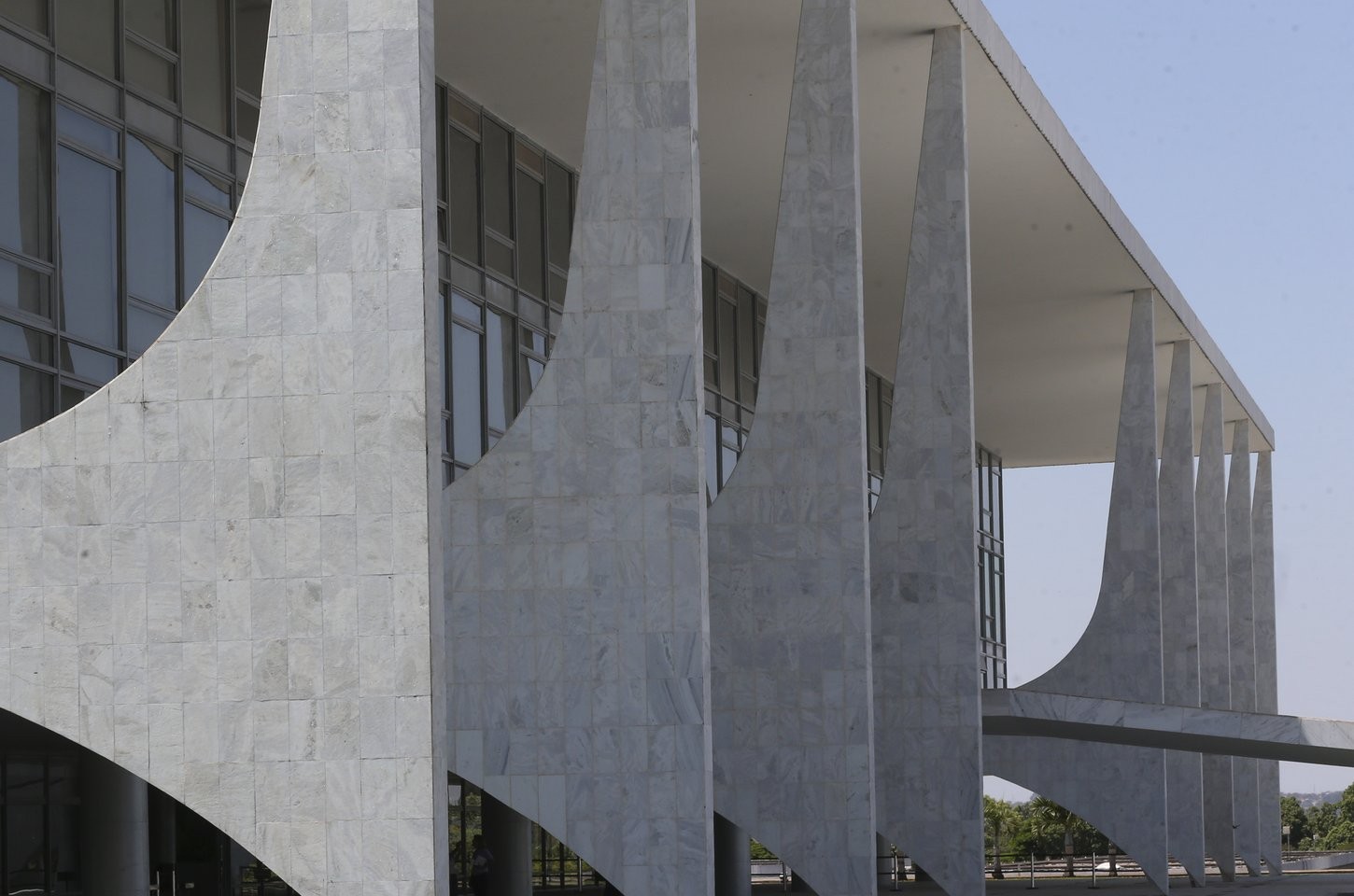 Governo federal proíbe linguagem neutra em documentos oficiais