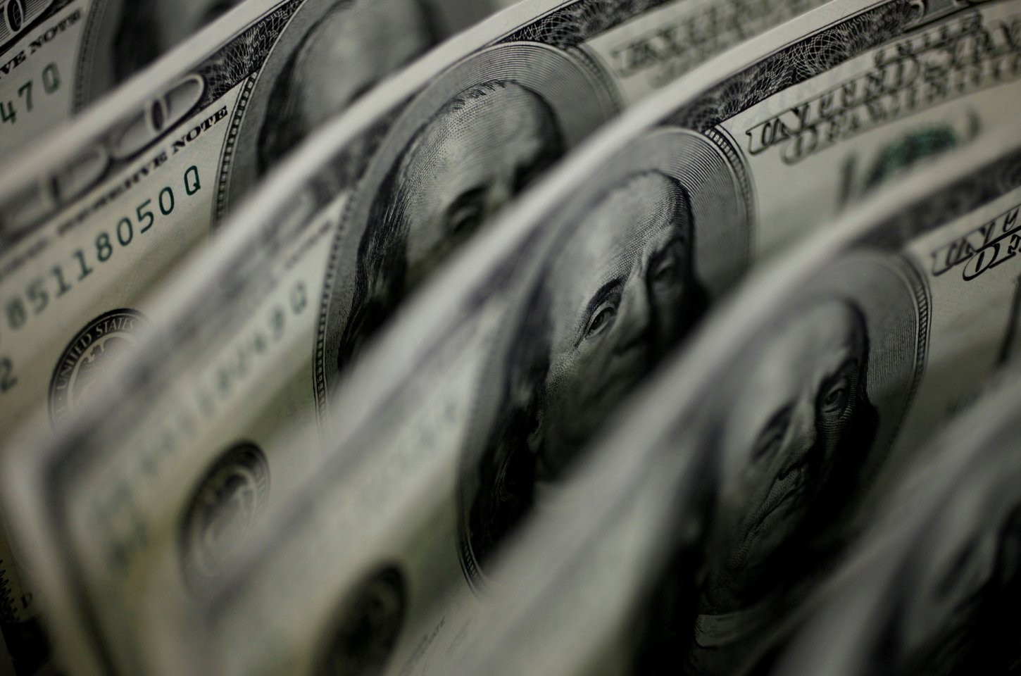 Guerra e inflação pressionam o mercado e levam dólar a R$ 5,24