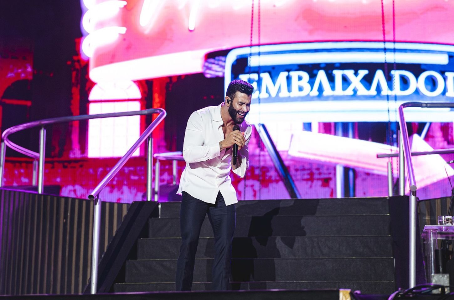 Gusttavo Lima leva o sertanejo para a areia da Praia Brava em Matinhos
