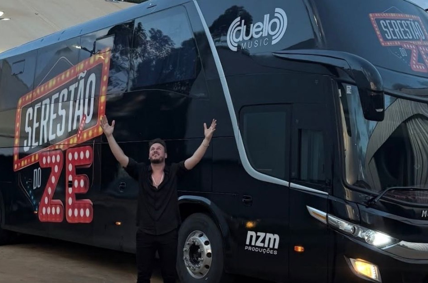 Gusttavo Lima presenteia Zé Elias com ônibus de luxo para turnê