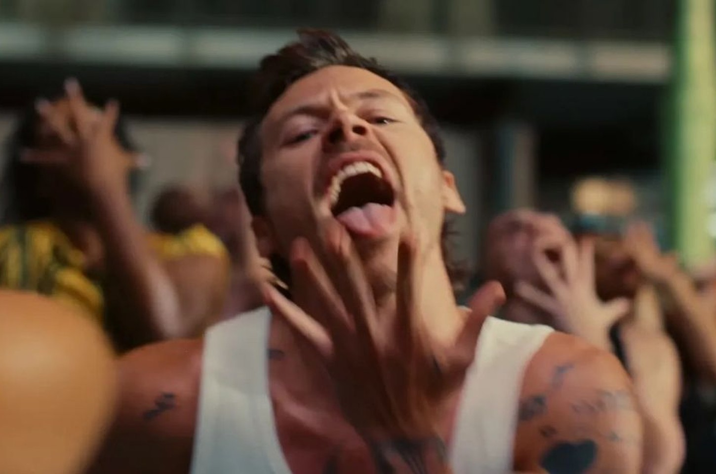 Harry Styles lança clipe dançante de 'Dance No More'