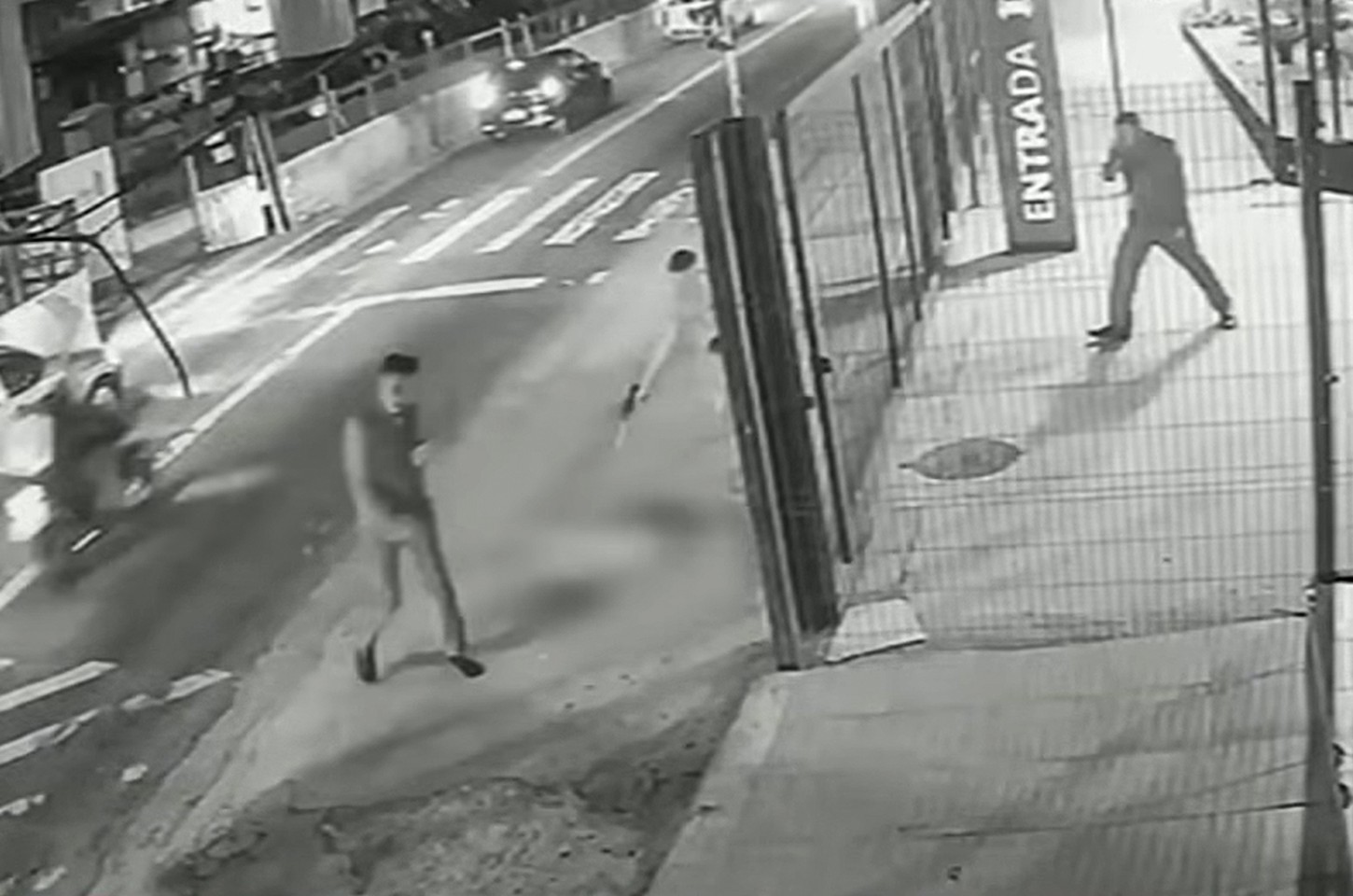 Homem atira dez vezes em cachorro em ponto de ônibus de São Paulo