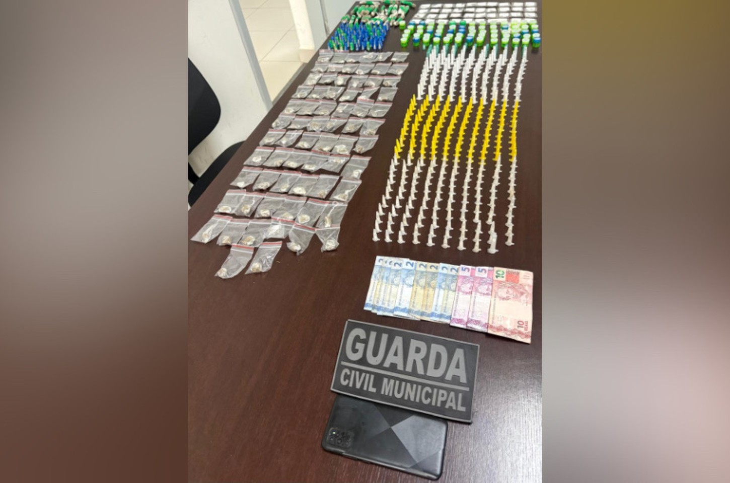 Homem é preso com mais de 600 porções de drogas em Ibiúna
