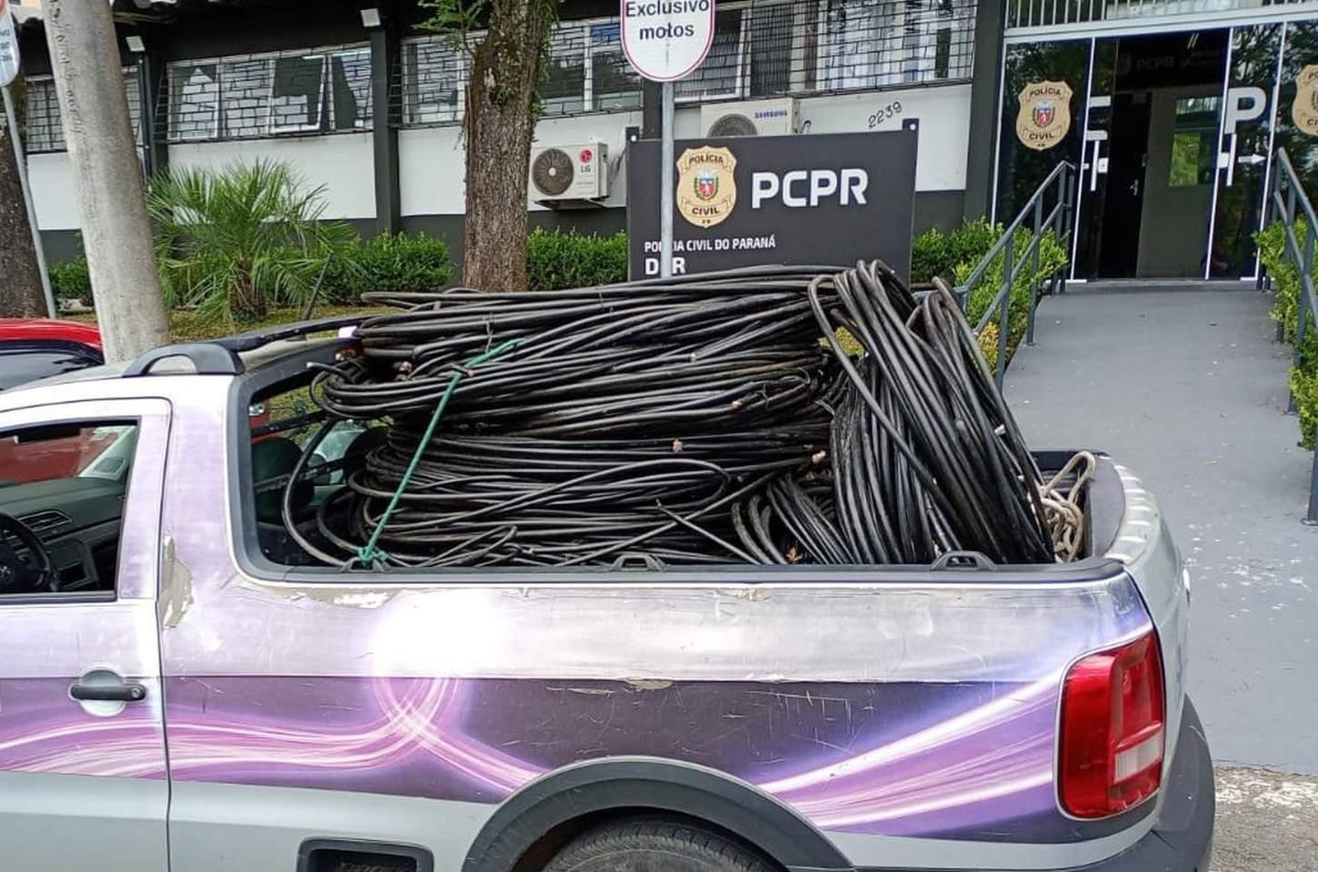 Homem é preso com uma tonelada de cabos de telefonia em Curitiba
