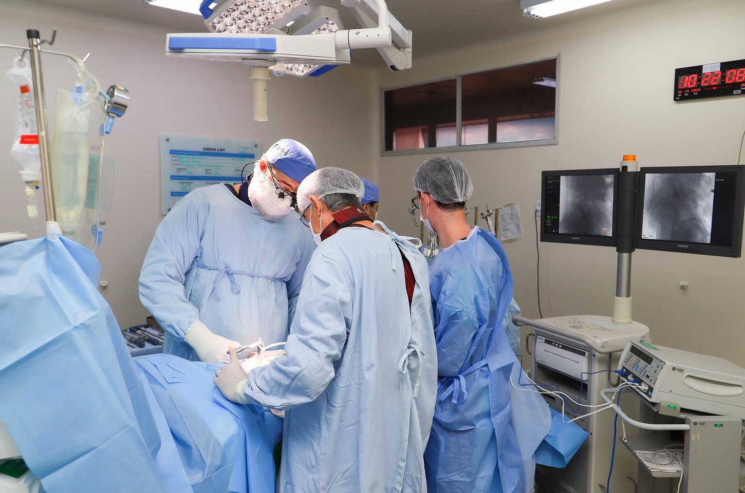 Hospital universitário realiza primeira cirurgia de coluna com técnica inovadora