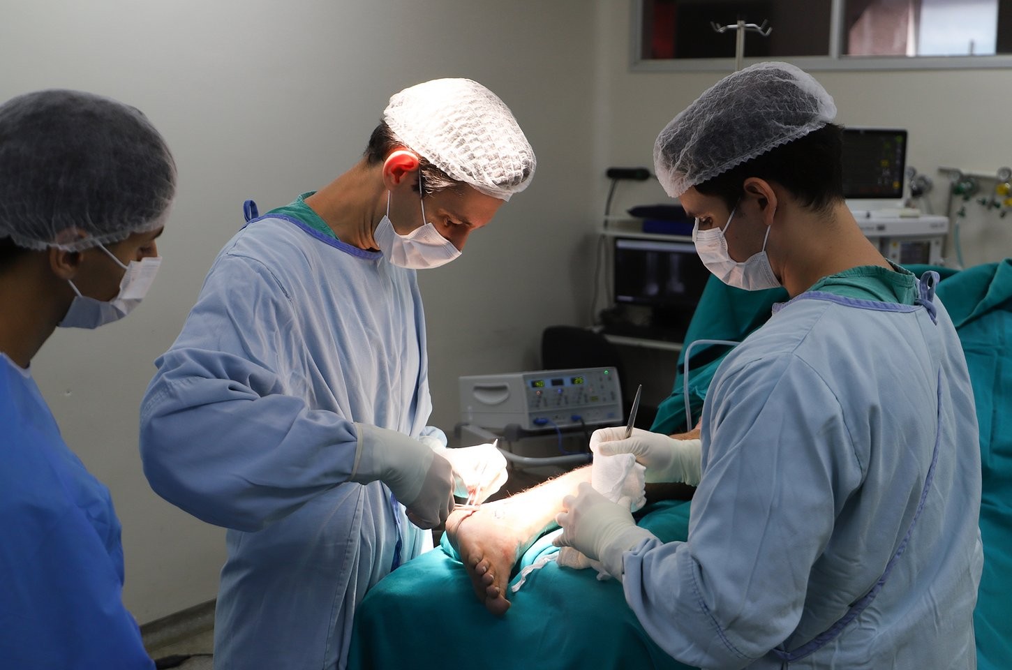 HU-UEL realiza cirurgia inédita com biovidro para tratar infecção óssea