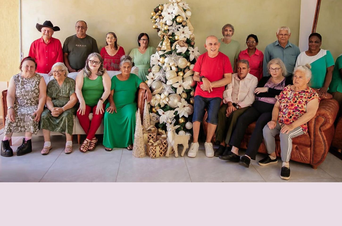 Idosos do Centro Dia participam de ensaio fotográfico natalino em Apucarana