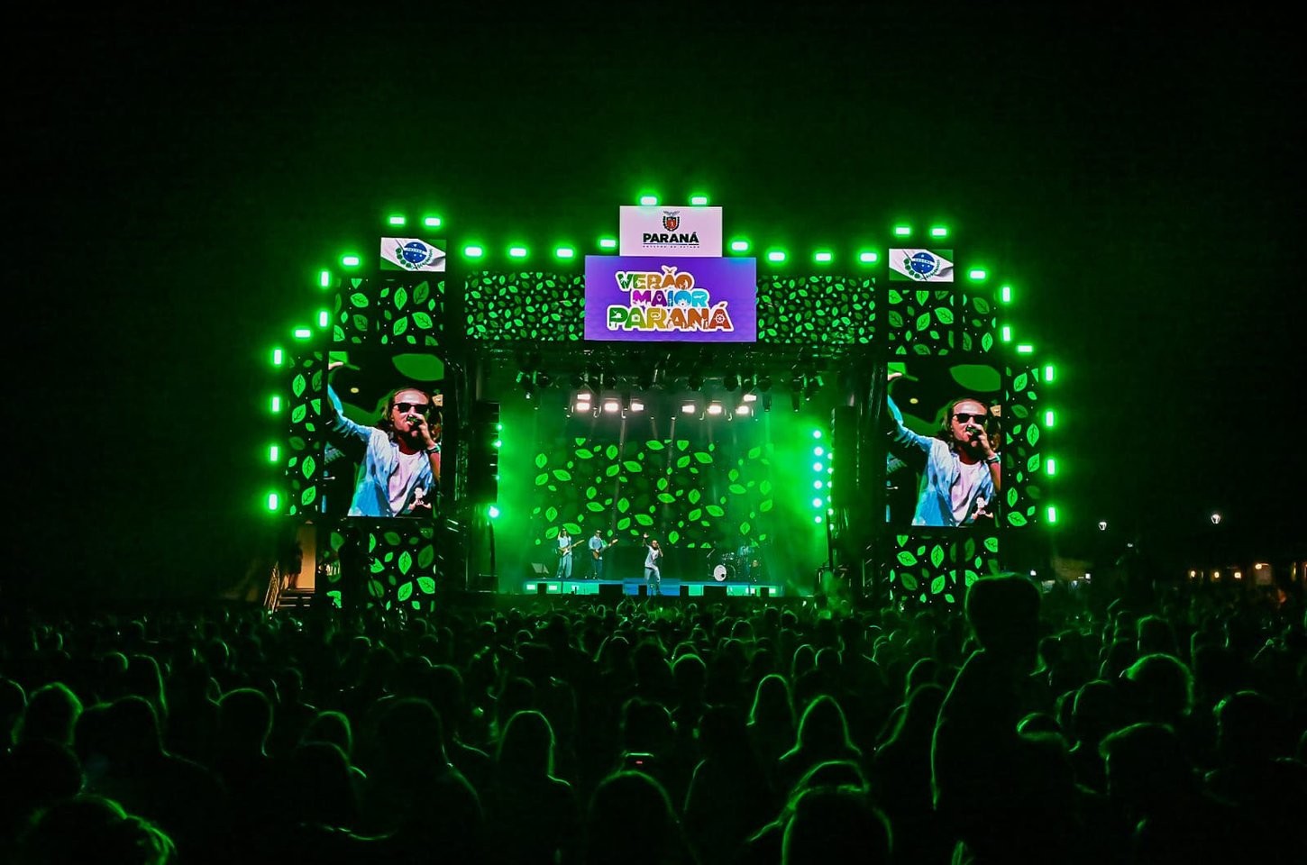 Ilha do Mel recebe shows surpresa em clima de despedida do verão