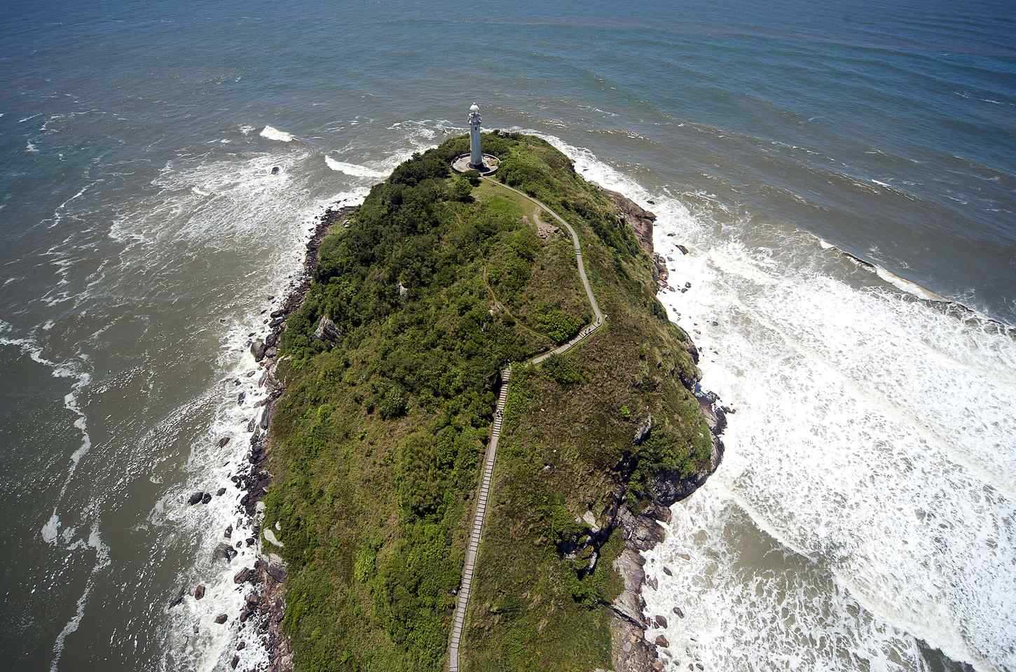 Ilha do Mel restringe uso de veículos elétricos para priorizar pedestres