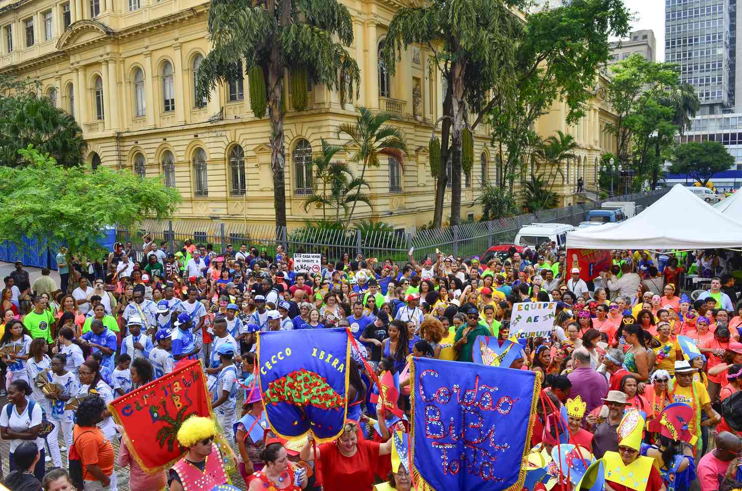 Ilú Obá De Min e Banda do Trem Elétrico abrem carnaval de rua em São Paulo