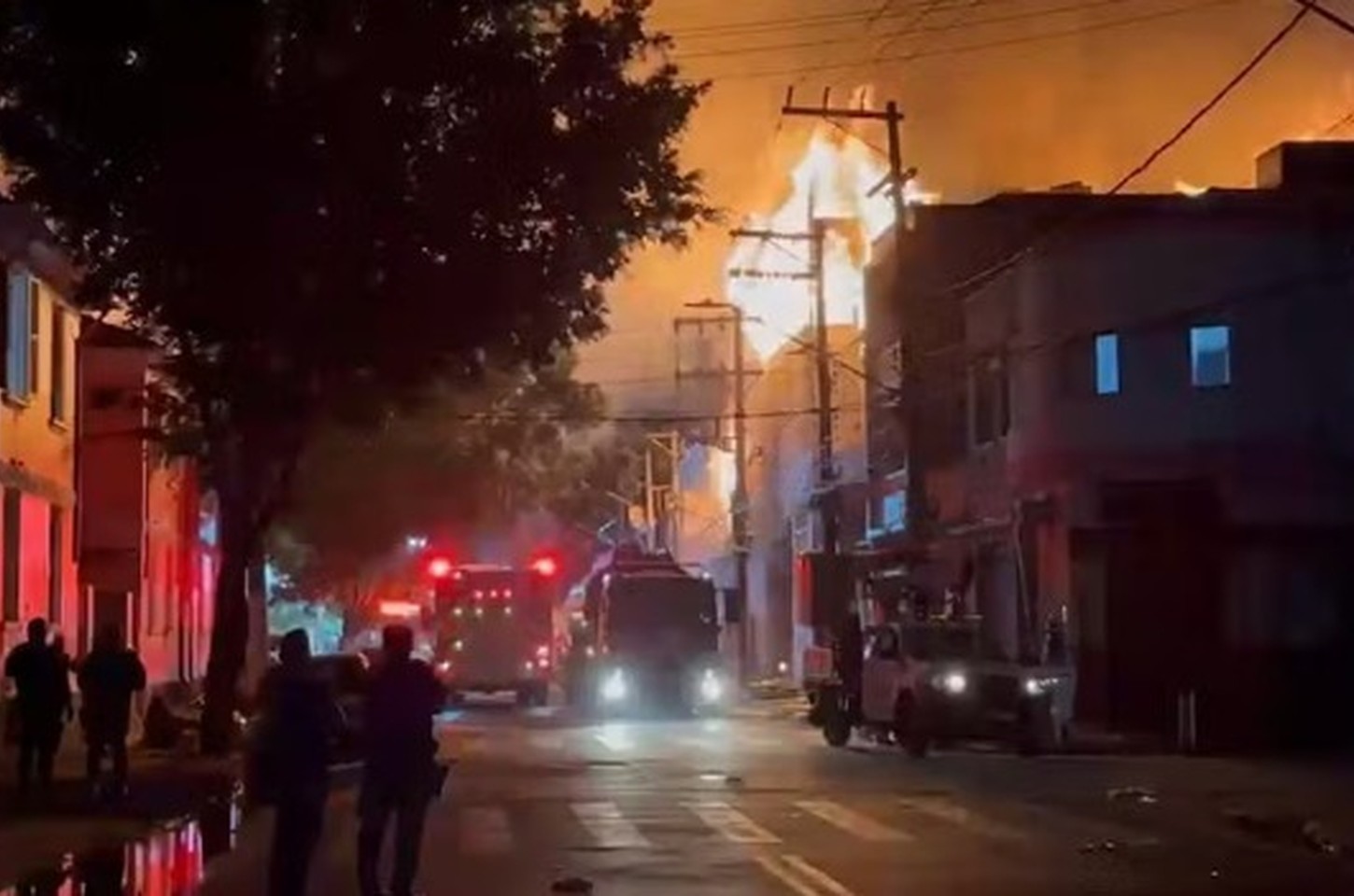 Incêndio de grandes proporções atinge fábrica de mesas de sinuca no Brás
