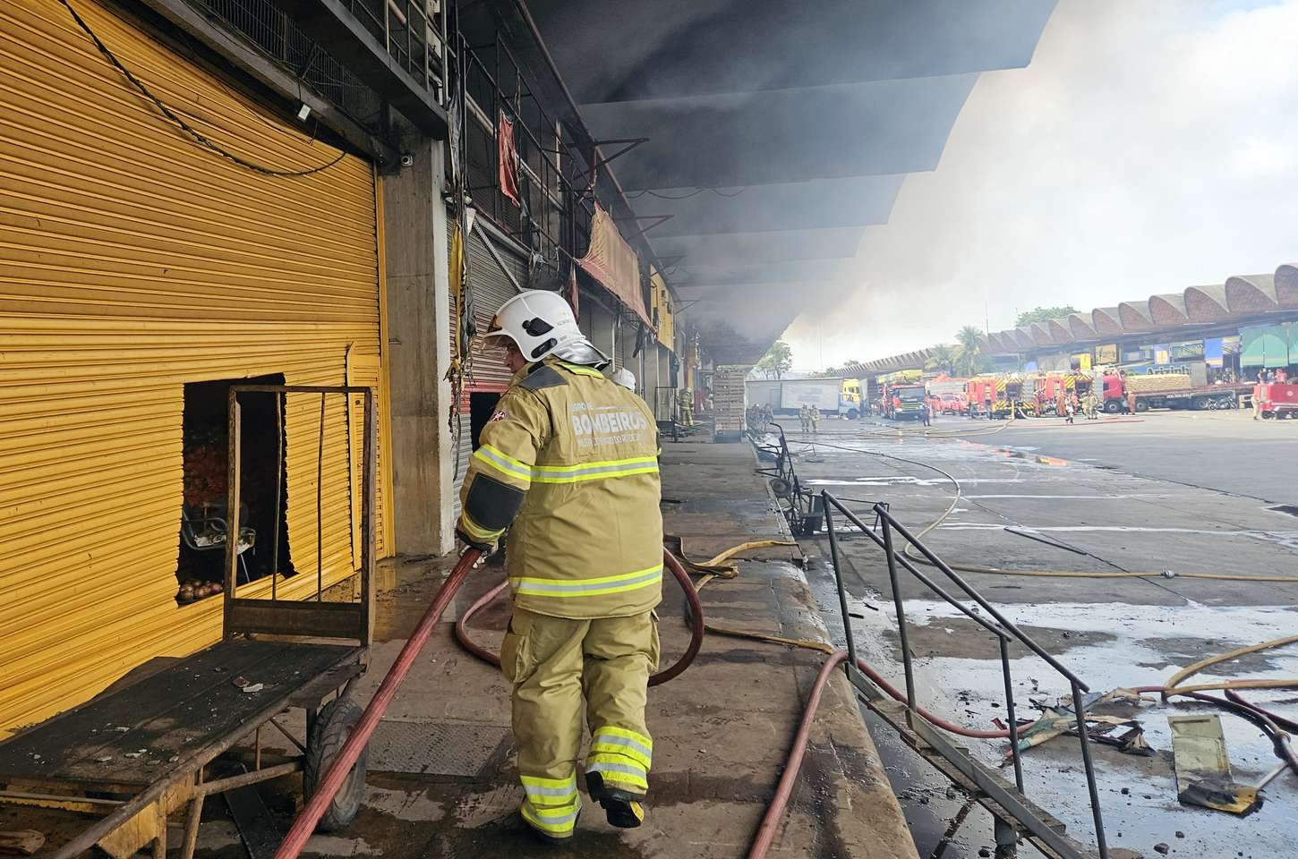 Incêndio de grandes proporções destrói 28 lojas na Ceasa do Rio