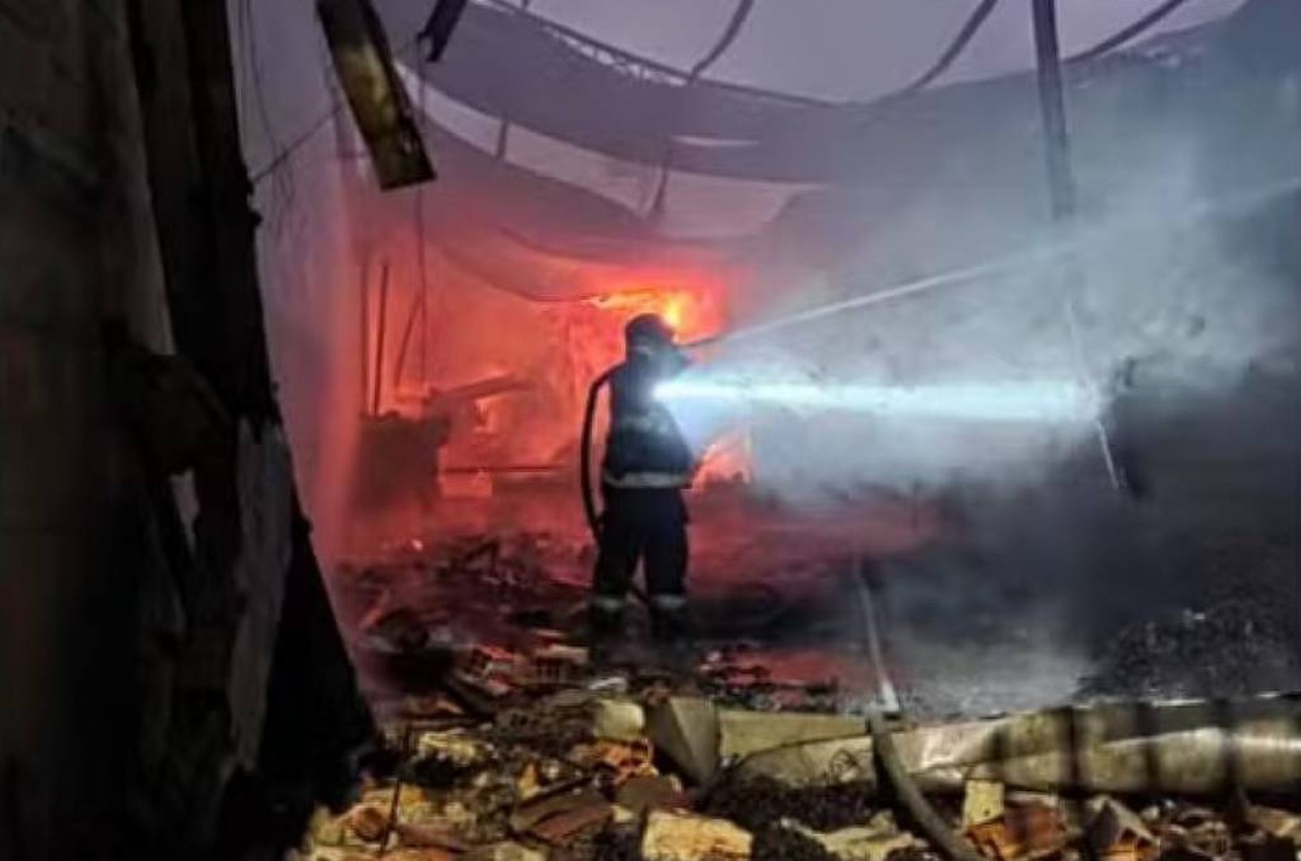 Incêndio destrói fábrica de colchão e atinge outros imóveis na zona leste de SP