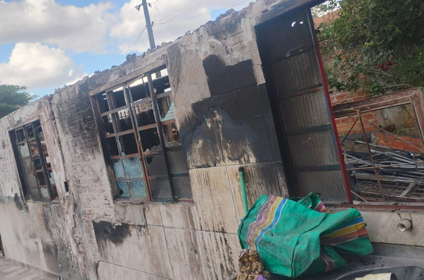 Incêndio em residência mobiliza polícia e deixa família em alerta em Apucarana